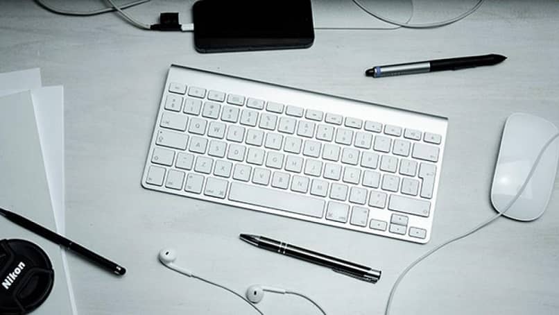teclado de pc mac con su mouse