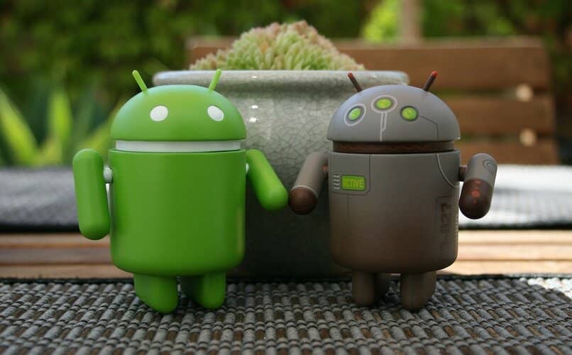 pareja de robots logo android 