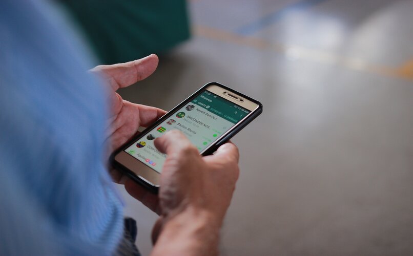 hombre navegando en app de whatsapp