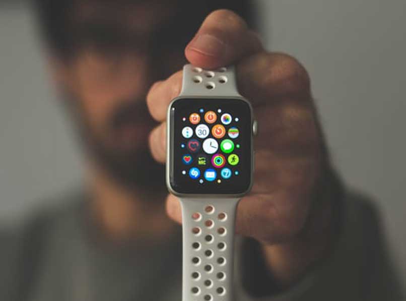 persona mostrando apple watch