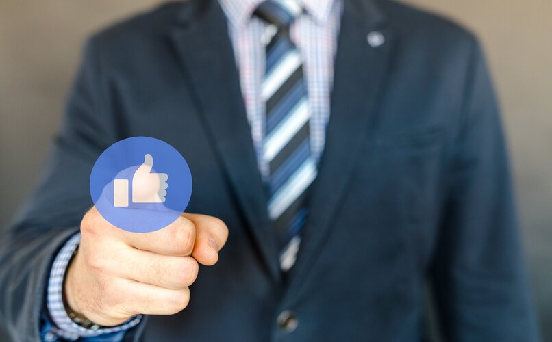 hombre presionando boton de me gusta