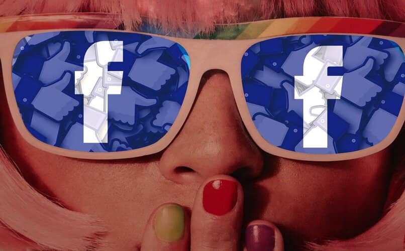 chica con logo de facebook en gafas de sol
