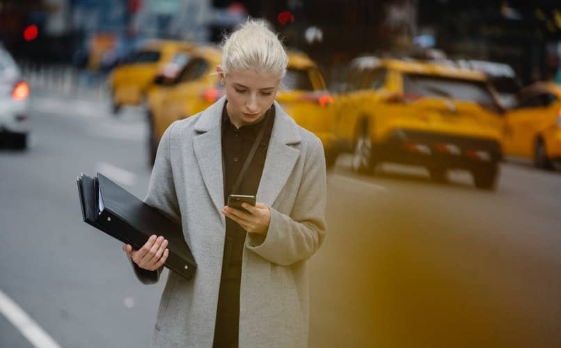 chica viendo su cuenta de instagram en movil