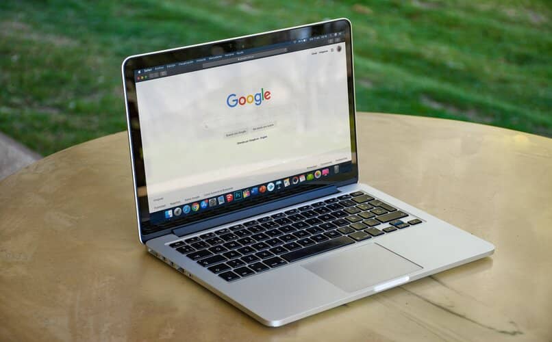 laptop con google chrome en inicio