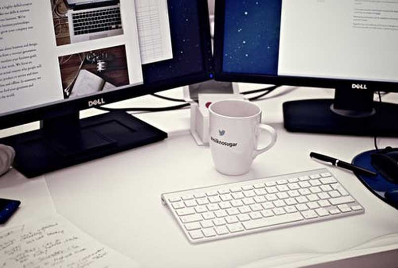computadora teclado monitor y cafe