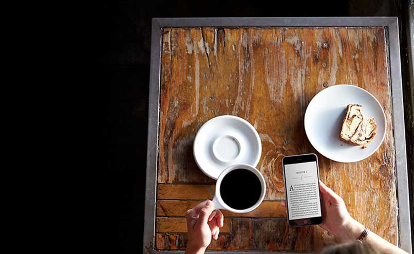 ebook en smartphone y cafe