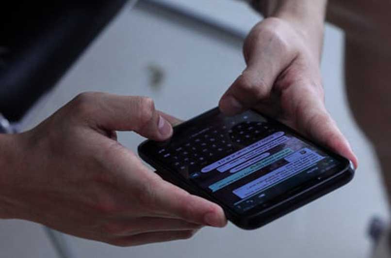 escribiendo en whatsapp telefono