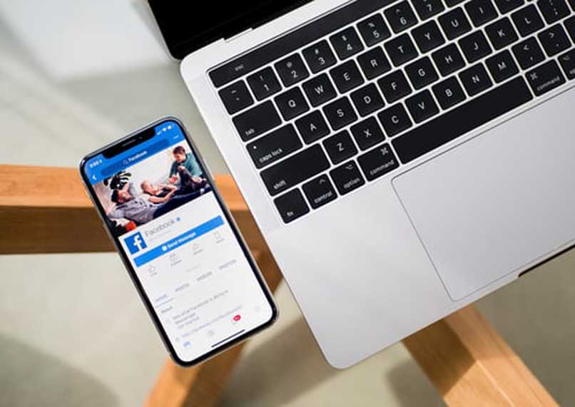 facebook en telefono y laptop