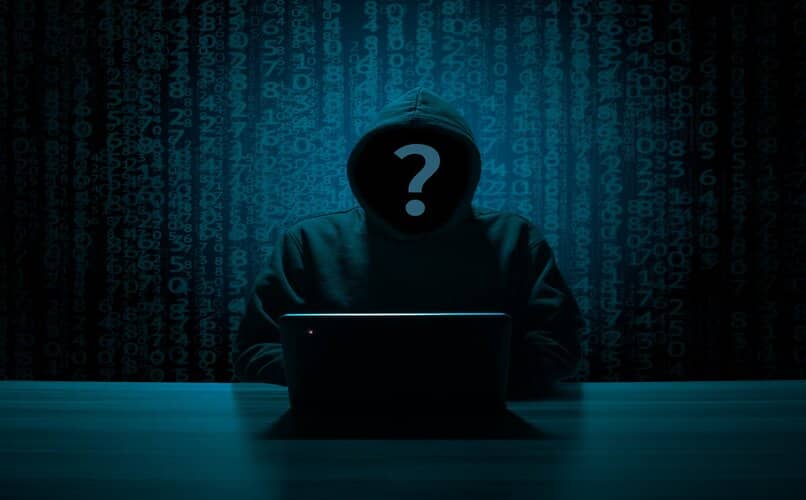 hacker en laptop ingresando a facebook