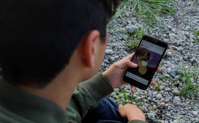 persona revisando feed de instagram en android