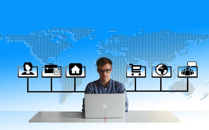 hombre en laptop viendo opciones de reddit