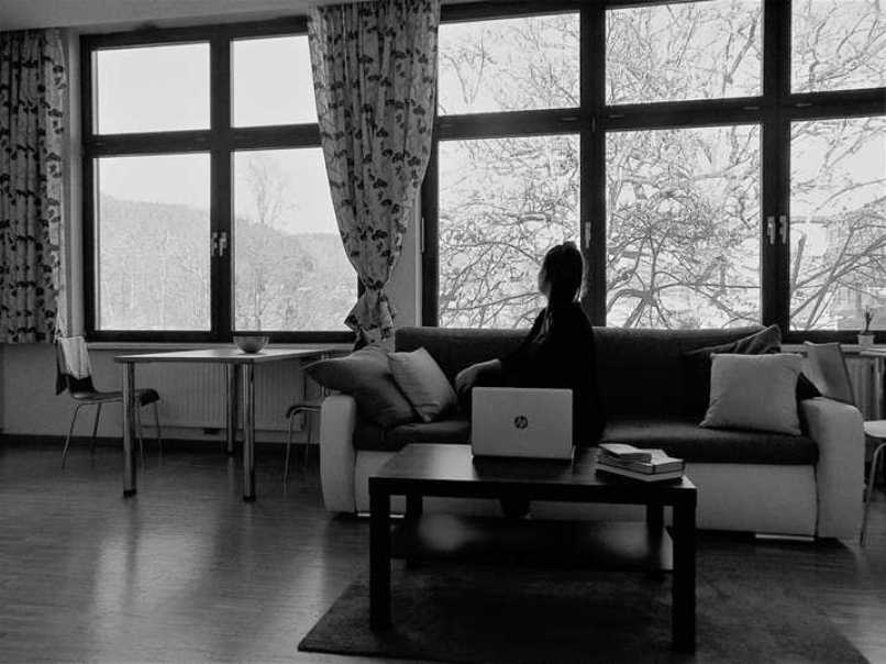 joven con pc tratando de abrir un archivo divx