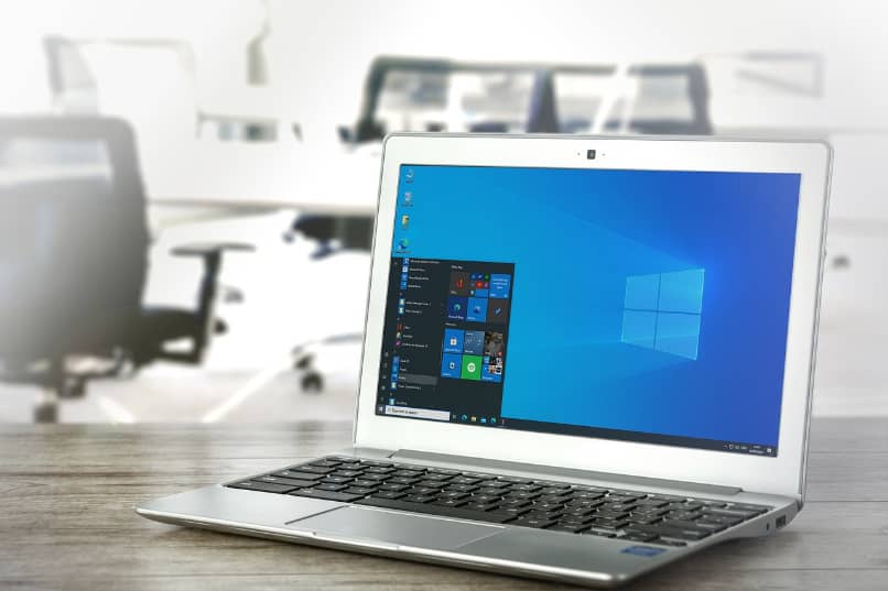laptop con sistema operativo windows 10