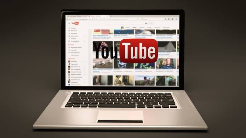laptop reproduciendo videos de youtube