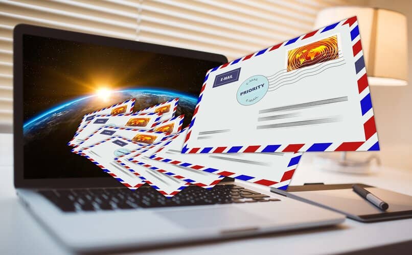 correo electronico en laptop