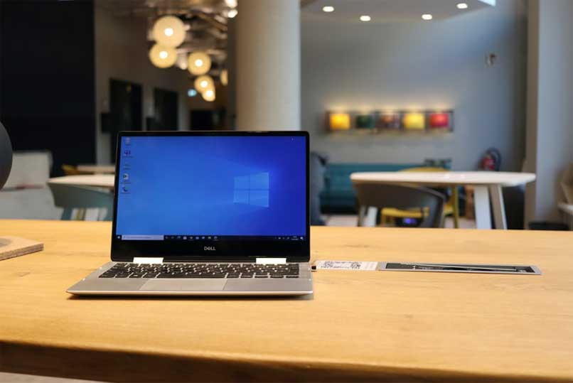 laptop en escritorio con windows 10