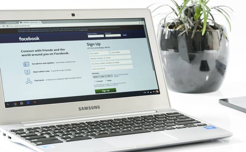 laptop en pagina de inicio de facebook