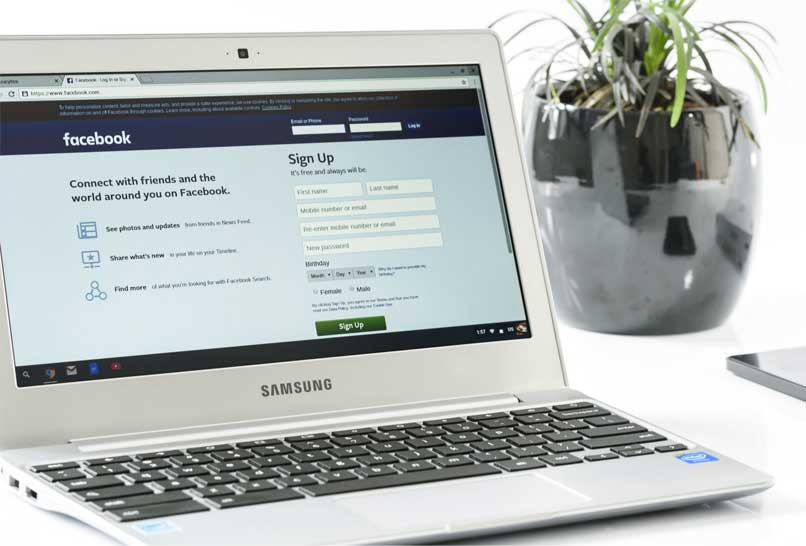 laptop con pagina de facebook abierta
