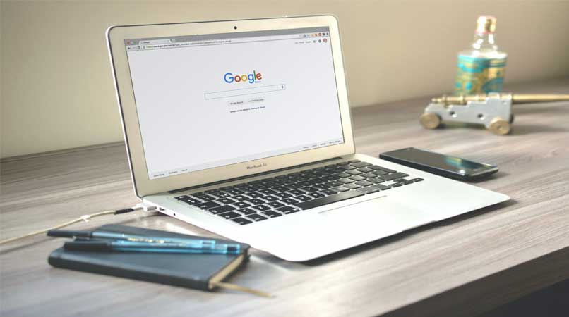 laptop con pagina de google
