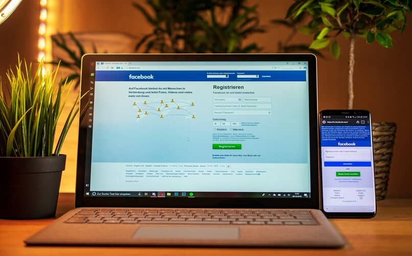 facebook abierto en laptop y movil