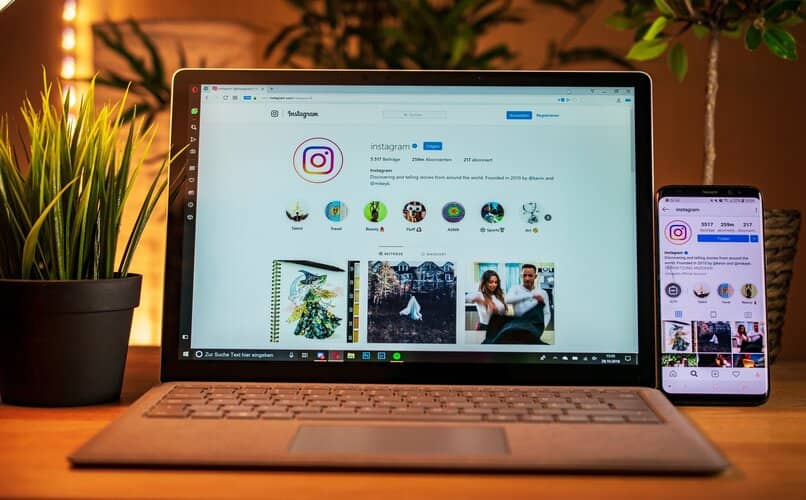 laptop y movil con feed de instagram en inicio