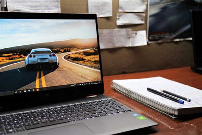 laptop con windows 10 en el escritorio y libreta