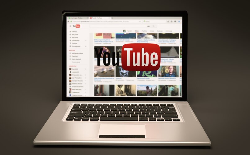laptop con portal web de youtube en inicio