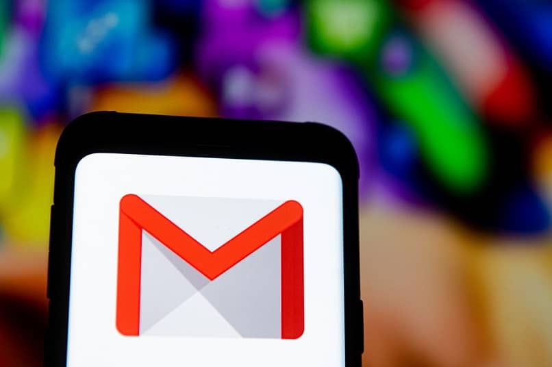 emblema de gmail fondo con muchos colores