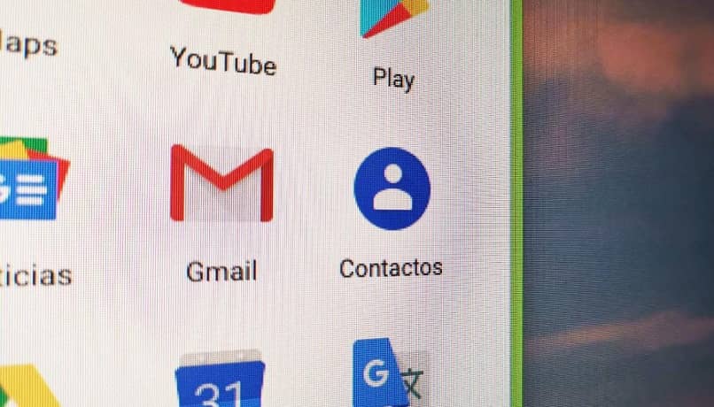 app de gmail en movil junto a los contactos