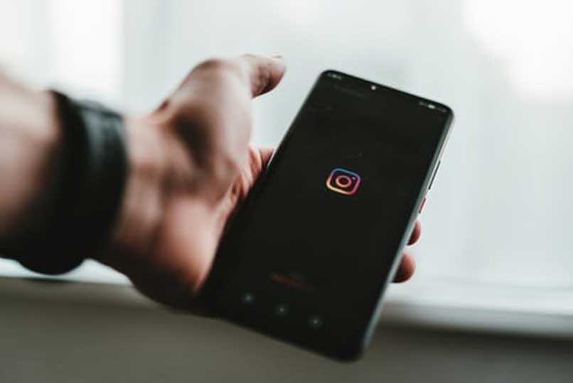 telefono en mano logo de instagram