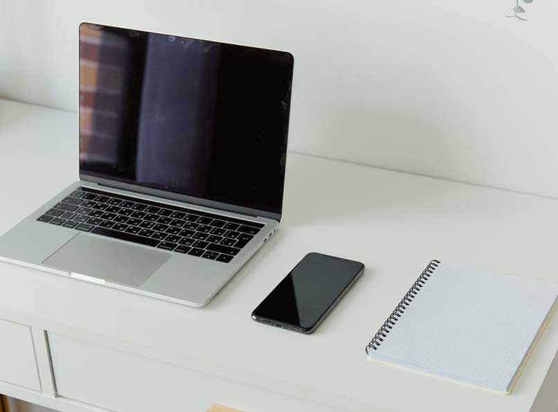 mac iphone en escritorio