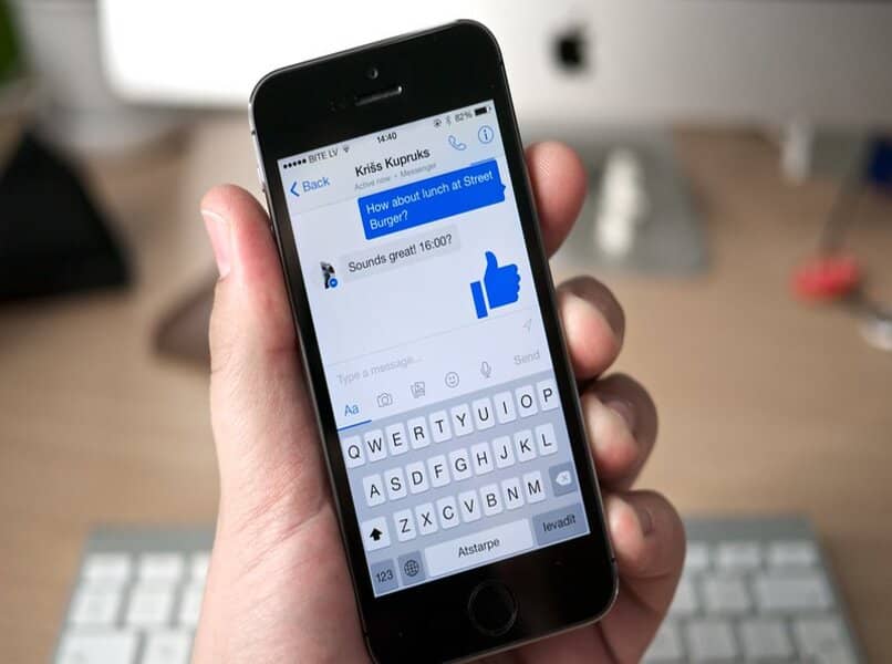 movil en la mano abierta la app de messenger
