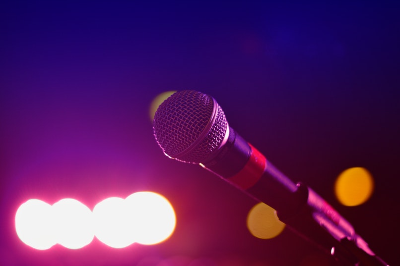 microfono activado en escenario
