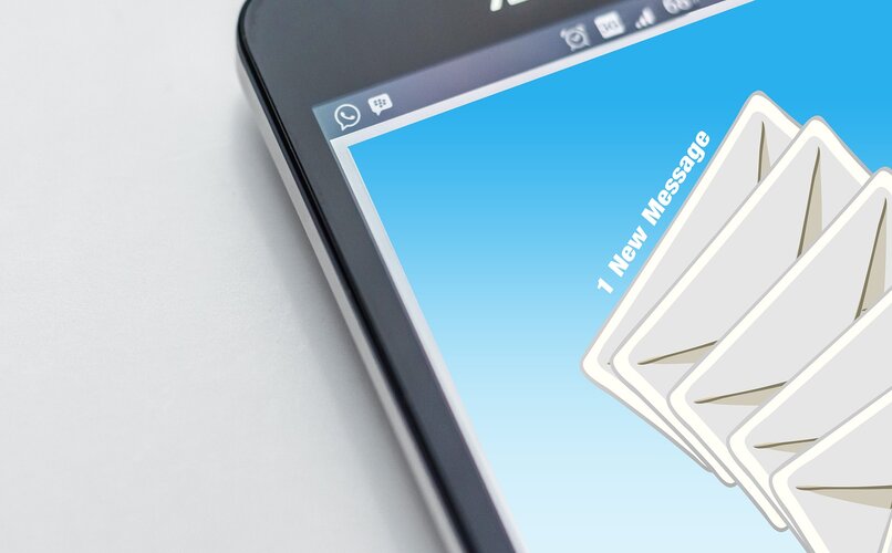 movil android con mensajes de correo electronico