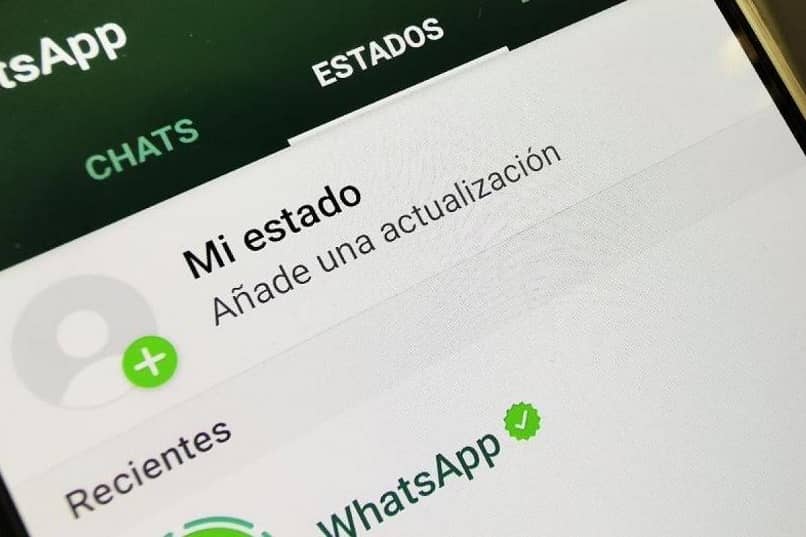 observando los estados de whatsapp en el movil