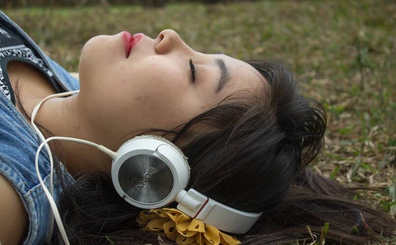 mujer escuchando musica via spotify