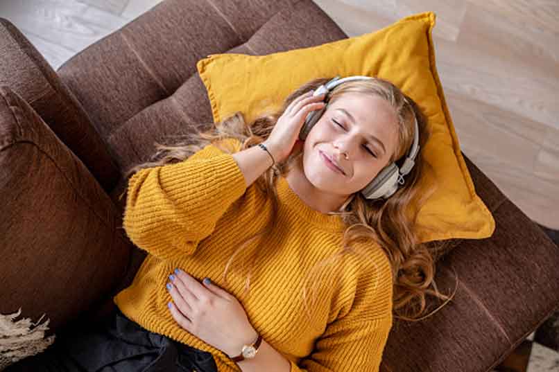 mujer escuchando musica con auriculares