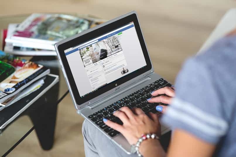 mujer utilizando laptop en facebook