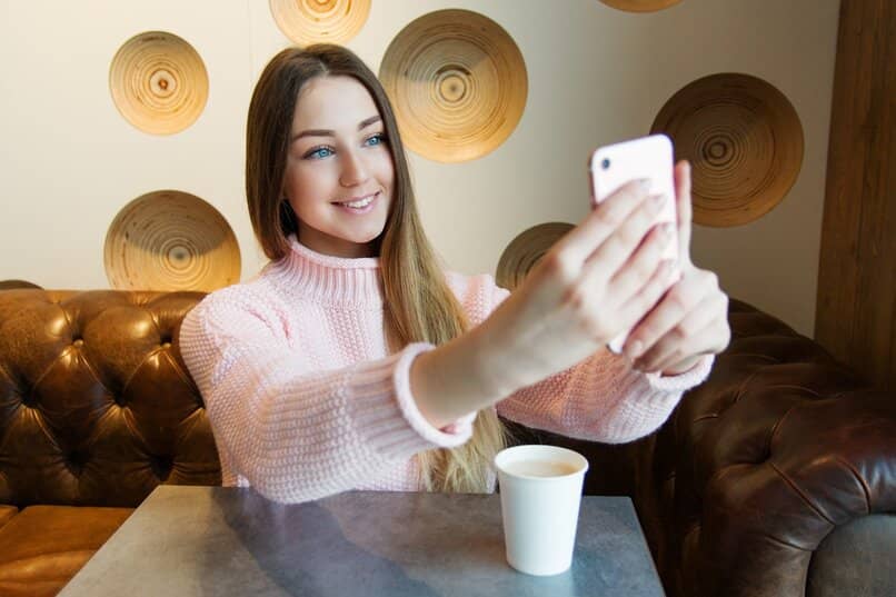 mujer haciendo selfie
