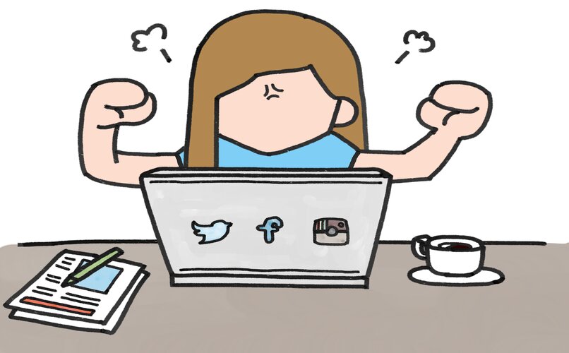 mujer utilizando redes sociales en laptop