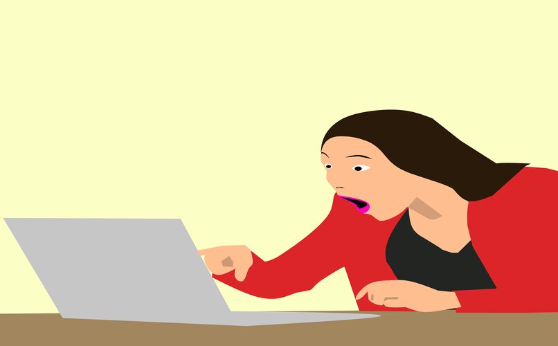 mujer en laptop abriendo correo de outlook