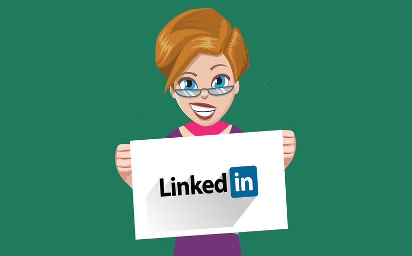 mujer sosteniendo logo de linkedin mobile