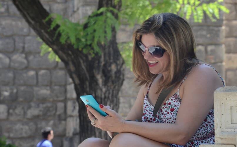 mujer editando perfil de instagram 