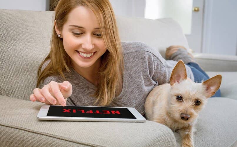 mujer usando app de netflix en tablet