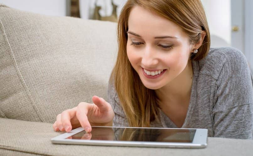 mujer utilizando google chrome via tablet