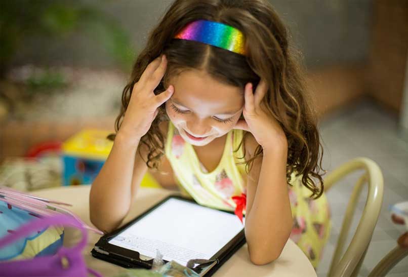 niña leyendo en una tablet