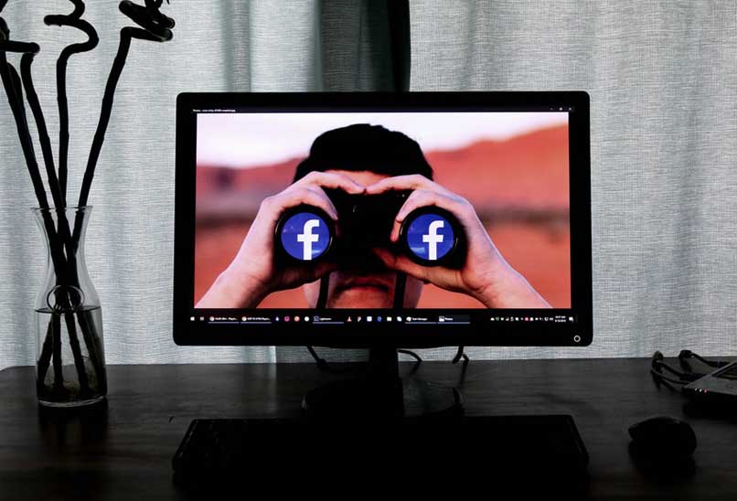 pantalla de computadora facebook binoculares