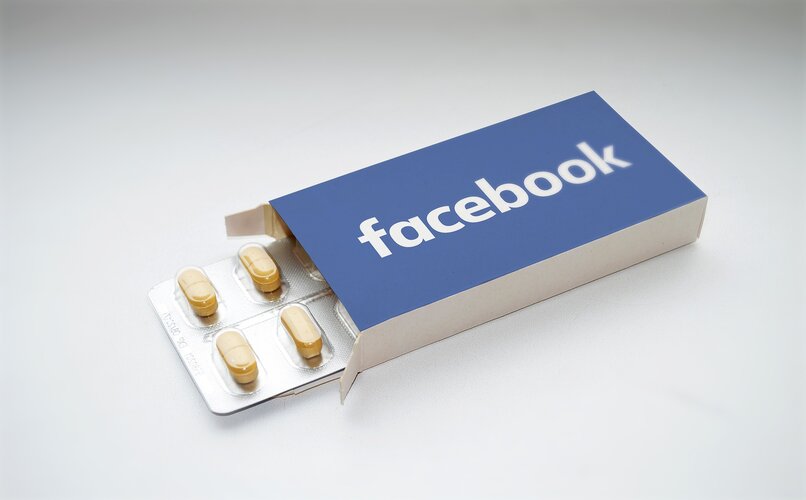 caja de pastillas con logo de facebook