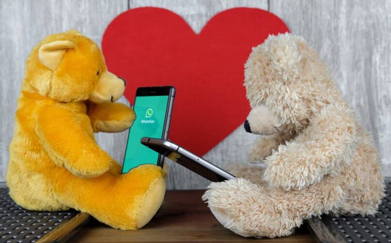 osos de peluche con moviles en mano y app de whatsapp abierta