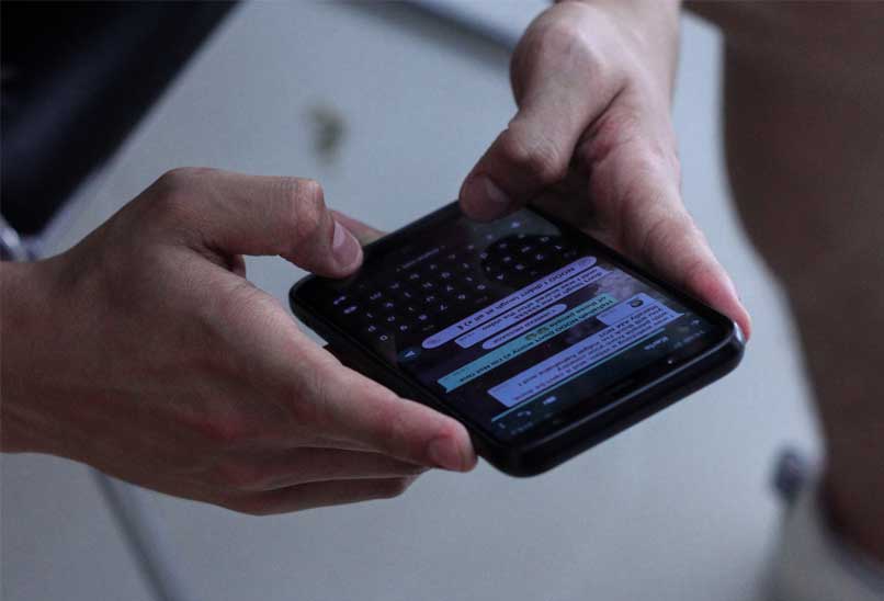 persona escribiendo chat en whatsapp